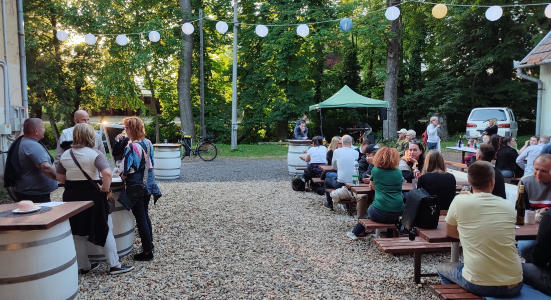 Nyitott pinc&eacute;k &eacute;jszak&aacute;ja